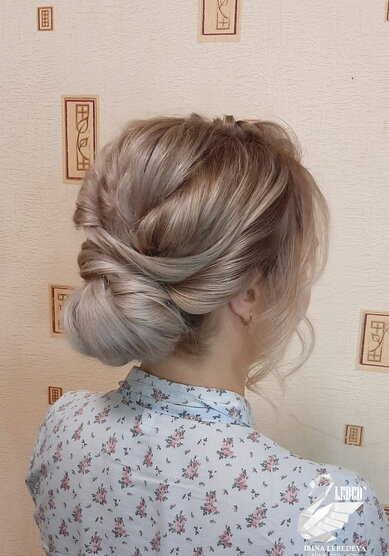 Свадебная прическа Пучок из локонов с элементом плетен (L21497) - Стилист по причёскам LEBED...